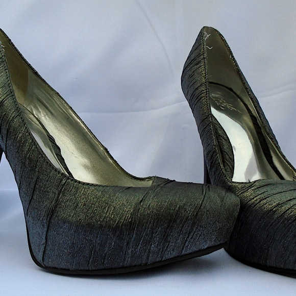 Carlos Santana Privilege Metallic Grey Heels 8 - Picture 7 of 8